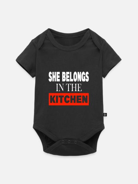 She belongs in the Kitchen - Baby Premium kortärmad bodysuit - svart