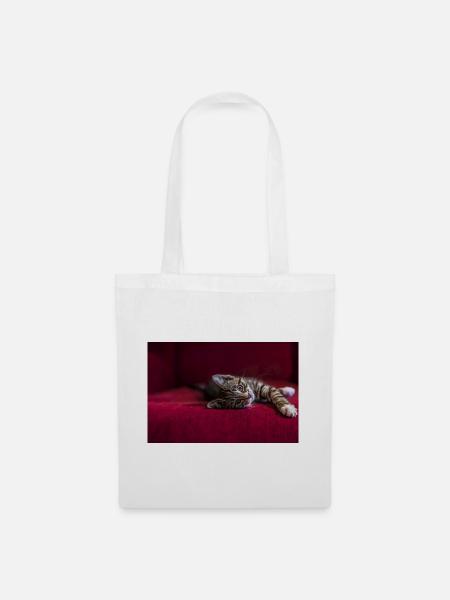 Süße getigerte Babykatze, liegend, Fotografie - Stoffbeutel - Weiß