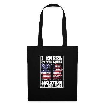 Je m’agenouille devant la croix et me tiens devant le drapeau des États-Unis. - Sac en tissu - noir - Devant