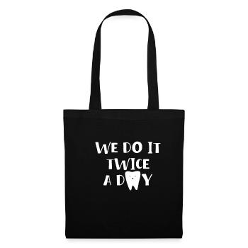 Nous le faisons deux fois par jour Chemise - Sac en tissu - noir - Devant