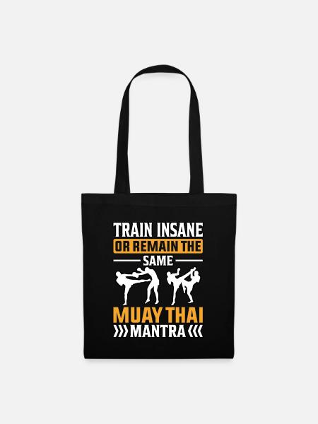 Trainieren Sie verrückt oder bleiben Sie das gleiche Muay Thai Mantra - Stoffbeutel - Schwarz