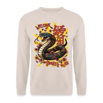 Grüne Holzschlange im Anime-Stil. Alles Gute zum neuen Jahr! - Unisex Pullover - Sand - Vorne - Alina (178cm) & Michal (187cm)