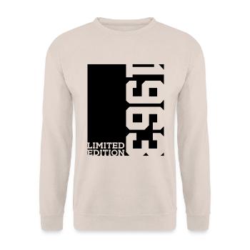 ÉDITION LIMITÉE 63E ANNIVERSAIRE 1963 - Sweat-shirt Unisexe - sable - Devant - Alina (178cm) & Michal (187cm)