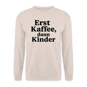 Erst Kaffee - Dann Kinder - Unisex Pullover - Sand - Vorne - Alina (178cm) & Michal (187cm)