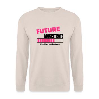 future magistrate - Sweat-shirt Unisexe - sable - Devant - Alina (178cm) & Michal (187cm)