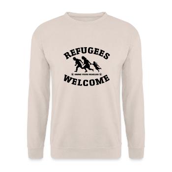 Refugees Welcome (versch. Farben) - Unisex Pullover - Sand - Vorne - Alina (178cm) & Michal (187cm)