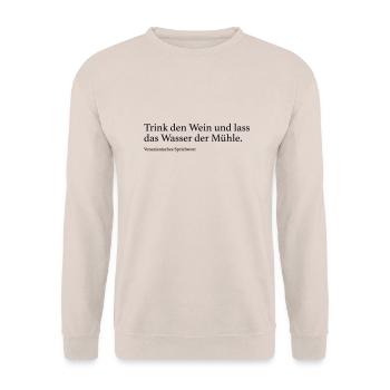 Trink den Wein und lass das Wasser der Mühle. - Unisex Pullover - Sand - Vorne - Alina (178cm) & Michal (187cm)