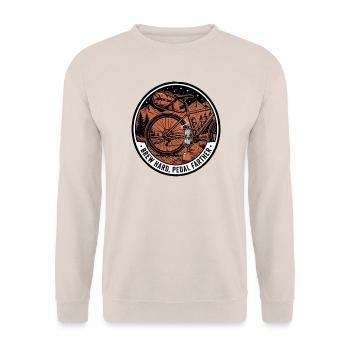 Brasser Hard Pedal Plus Further, Linocut Bikepacking - Sweat-shirt Unisexe - sable - Devant - Alina (178cm) & Michal (187cm)