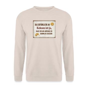 Das Gefährliche an Keksen – Lustiger Spruch - Unisex Pullover - Sand - Vorne - Alina (178cm) & Michal (187cm)