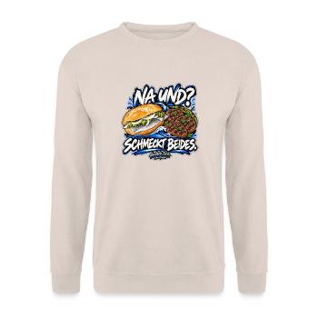 Fischbrötchen & Köfte – Na und? Schmeckt beides. - Unisex Pullover - Sand - Vorne - Alina (178cm) & Michal (187cm)