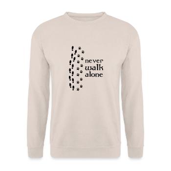 559 Hund never walk alone b - Unisex Pullover - Sand - Vorne - Alina (178cm) & Michal (187cm)
