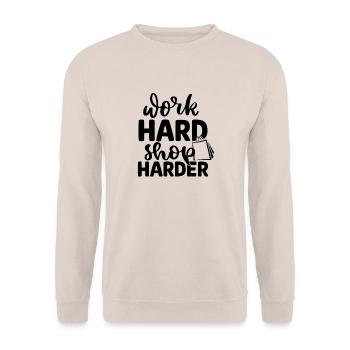 Arbeite hart, lande härter - Unisex Pullover - Sand - Vorne - Alina (178cm) & Michal (187cm)