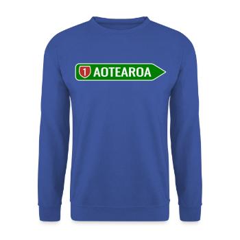 Aotearoa Straßenschild Pfeil – Neuseeland Highway  - Unisex Pullover - Royalblau - Vorne - Alina (178cm) & Michal (187cm)
