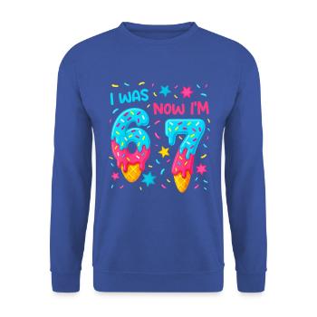 Seven Year Old Birthday 67 I was Six Now i'm Seven - Unisex Pullover - Royalblau - Vorne - Alina (178cm) & Michal (187cm)