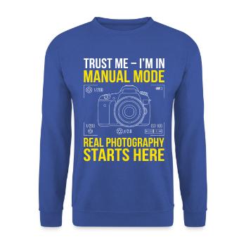 Trust Me Im In Manual Mode Fotografie - Unisex Pullover - Royalblau - Vorne - Alina (178cm) & Michal (187cm)