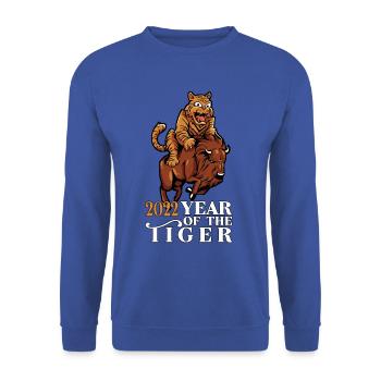 Tiger reitet auf Büffel - 2022 Jahr des Tigers - Unisex Pullover - Royalblau - Vorne - Alina (178cm) & Michal (187cm)