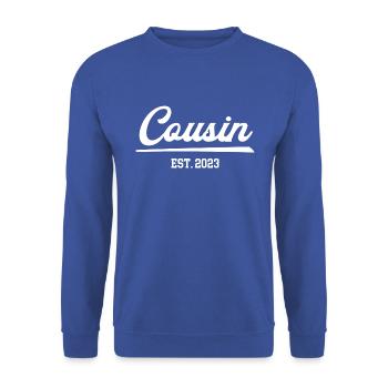 Cousin est 2023 Babyparty Cousins Baby Verkündung - Unisex Pullover - Royalblau - Vorne - Alina (178cm) & Michal (187cm)