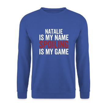 Natalie ist mein Name Verderben ist mein Spiel - Unisex Pullover - Royalblau - Vorne - Alina (178cm) & Michal (187cm)
