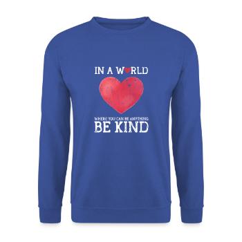 In einer Welt, in der du alles sein kannst, sei freundlich - - Unisex Pullover - Royalblau - Vorne - Alina (178cm) & Michal (187cm)