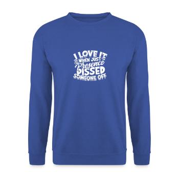 Ich liebe es, wenn nur meine Anwesenheit jemanden angepisst hat - Unisex Pullover - Royalblau - Vorne - Alina (178cm) & Michal (187cm)