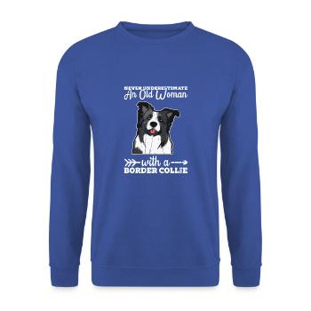 Unterschätze niemals eine alte Frau mit einer Grenze - Unisex Pullover - Royalblau - Vorne - Alina (178cm) & Michal (187cm)