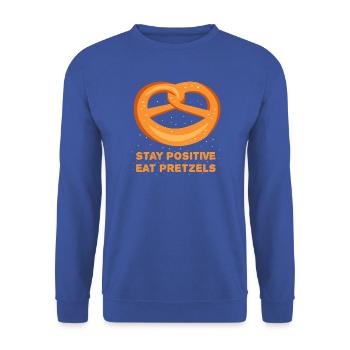 Stay positive eat Pretzels! positiv Brezel Spruch - Unisex Pullover - Royalblau - Vorne - Alina (178cm) & Michal (187cm)