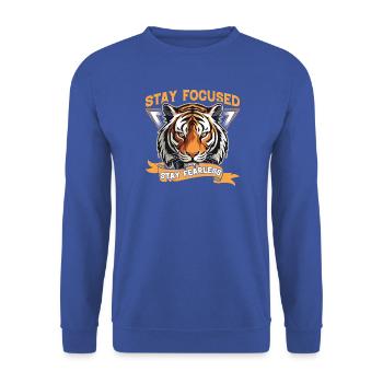 Bleiben Sie fokussiert, bleiben Sie furchtlos - Unisex Pullover - Royalblau - Vorne - Alina (178cm) & Michal (187cm)