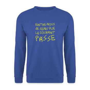 ZWISCHEN UNS SPÜRE ICH, DASS DER STROM FLIESST! - Unisex Pullover - Royalblau - Vorne - Alina (178cm) & Michal (187cm)