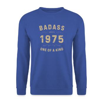 Badass 1975: Einzigartiger Retro-Stil - Unisex Pullover - Royalblau - Vorne - Alina (178cm) & Michal (187cm)