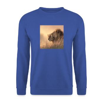 Zärtliche Löwen – Familie im Sonnenlicht - Unisex Pullover - Royalblau - Vorne - Alina (178cm) & Michal (187cm)