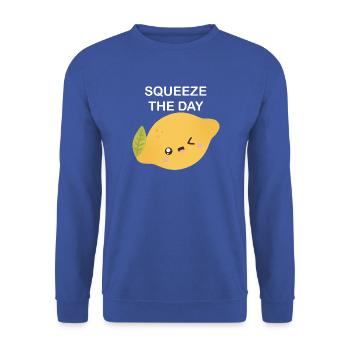 Squeeze the Day Zitronen-Charm - Unisex Pullover - Royalblau - Vorne - Alina (178cm) & Michal (187cm)