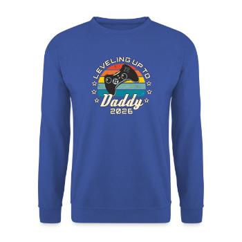 Papa 2026 Leveling up to Daddy 2026 Väter Geschenk - Unisex Pullover - Royalblau - Vorne - Alina (178cm) & Michal (187cm)