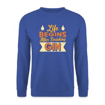 Life Begins After Drinking Gin Design - Unisex Pullover - Royalblau - Vorne - Alina (178cm) & Michal (187cm)