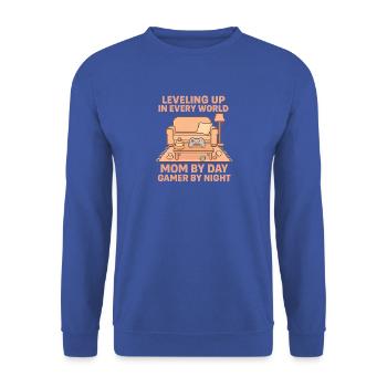 Pixel Gamer Mom: Leveling Up Everyday - Unisex Pullover - Royalblau - Vorne - Alina (178cm) & Michal (187cm)