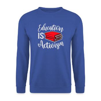 Education Is Activism Bildung Aktivismus Statement - Unisex Pullover - Royalblau - Vorne - Alina (178cm) & Michal (187cm)