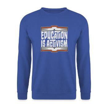 Education Is Activism Bildung Aktivismus Statement - Unisex Pullover - Royalblau - Vorne - Alina (178cm) & Michal (187cm)
