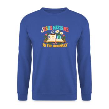 Jesus trifft mich im gewöhnlichen Christen - Unisex Pullover - Royalblau - Vorne - Alina (178cm) & Michal (187cm)