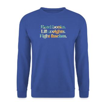 Read books. Lift weights. Fight fascists. - Unisex Pullover - Royalblau - Vorne - Alina (178cm) & Michal (187cm)