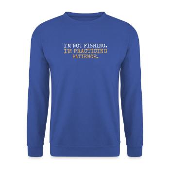 Ich angele nicht, ich übe Geduld - Unisex Pullover - Royalblau - Vorne - Alina (178cm) & Michal (187cm)