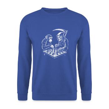 Sensenmann spielt Schach mit Schimpansen - Unisex Pullover - Royalblau - Vorne - Alina (178cm) & Michal (187cm)