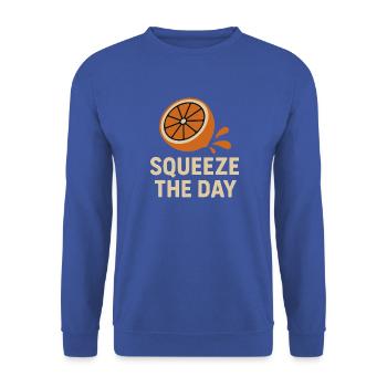 Squeeze The Day – Lustiges Orangen Design - Unisex Pullover - Royalblau - Vorne - Alina (178cm) & Michal (187cm)
