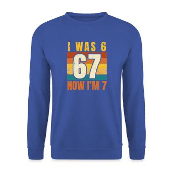 Ich war 6, jetzt bin ich 7 Jahre, Retro-Geburtstag - Unisex Pullover - Royalblau - Vorne - Alina (178cm) & Michal (187cm)