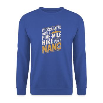 Wegen Nano fünf Meilen | Geocaching Humor - Unisex Pullover - Royalblau - Vorne - Alina (178cm) & Michal (187cm)