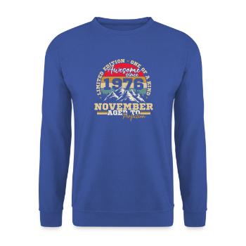 November 1976 Vintage-Retro-Geburtstag - Unisex Pullover - Royalblau - Vorne - Alina (178cm) & Michal (187cm)