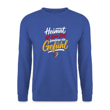 Heimat ist kein Ort sondern ein Gefühl Lettering - Unisex Pullover - Royalblau - Vorne - Alina (178cm) & Michal (187cm)