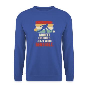 Arbeit erledigt jetzt wird gekegelt – Feierabend - Unisex Pullover - Royalblau - Vorne - Alina (178cm) & Michal (187cm)
