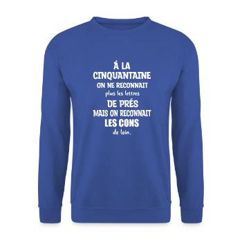 À la cinquantaine on ne reconnait plus les lettres - Sweat-shirt Unisexe - bleu royal - Devant - Alina (178cm) & Michal (187cm)