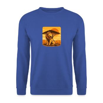 Löwe vor Sonnenuntergang in der Savanne - Unisex Pullover - Royalblau - Vorne - Alina (178cm) & Michal (187cm)