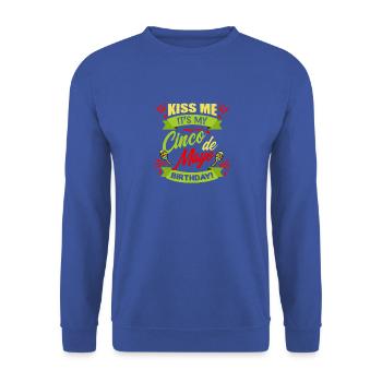 Kiss Me it`s my Cinco de Mayo Geburtstag T-Shirt - Unisex Pullover - Royalblau - Vorne - Alina (178cm) & Michal (187cm)
