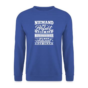 Lustiges Motorrad Fahrer Shirt Niemand Perfekt - Unisex Pullover - Royalblau - Vorne - Alina (178cm) & Michal (187cm)